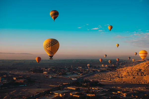 Bred Utsikt Över Dussintals Varmluftsballonger Flyger Runt Luxor Egypt Område Royaltyfria Stockfoton