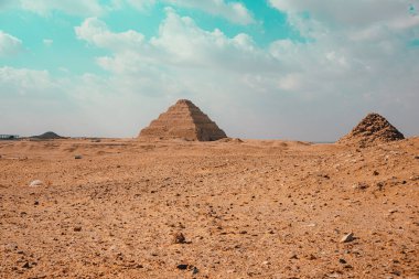 Mısır 'daki Kahire' nin güneyindeki Saqqara 'da birkaç piramit. Giza Piramitleri 'nden daha az biliniyor. Şimdiye kadar yaratılan ilk piramitler olduğuna inanılan birkaç küçük piramidin bulunduğu bir site.