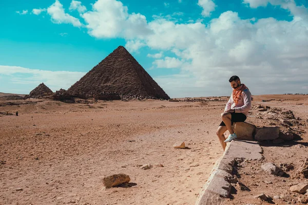 Hombre Latino Sentado Una Roca Frente Las Pirámides Giza Mirando — Foto de Stock