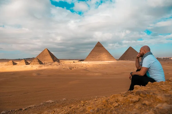 Homem Sentado Nas Dunas Arenosas Deserto Posando Frente Das Grandes — Fotografia de Stock