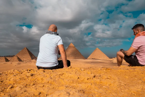 Δύο Άνδρες Ταξιδιώτες Ποζάρουν Μπροστά Από Τις Μεγάλες Πυραμίδες Της — Φωτογραφία Αρχείου