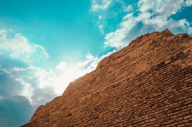 Giza Mısırın güneyinde, en eski piramitlerin inşa edildiği Djoser, Saqara çölünün tepesinde güneş parlıyor.