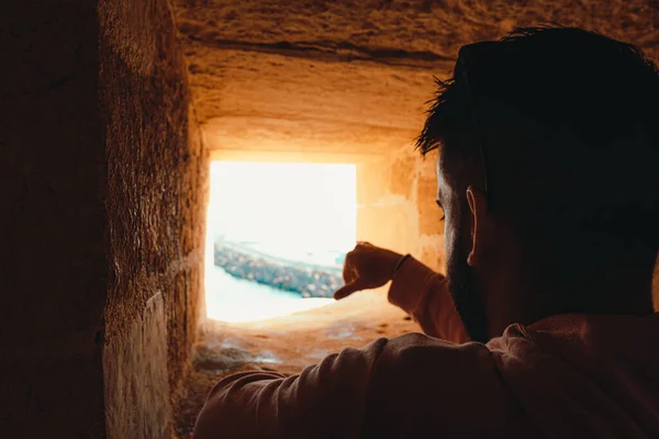 Άντρας Στέκεται Ένα Παράθυρο Στην Ακρόπολη Στην Αλεξάνδρεια Δείχνοντας Προς — Φωτογραφία Αρχείου