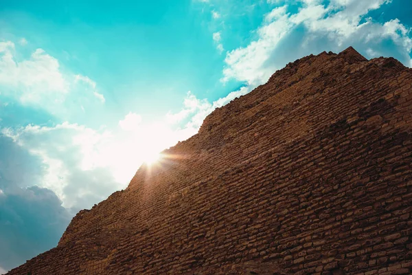 世界最古のピラミッドが建てられたサッカラ砂漠地帯のドゥセルのピラミッドの上の太陽のまぶしさ ギザエジプトの南 — ストック写真
