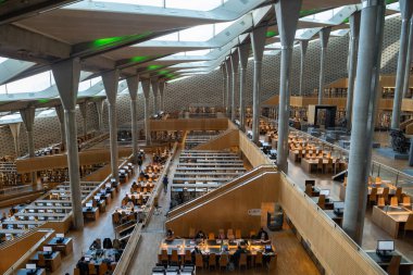 İskenderiye Mısır Aralık 2021 İnanılmaz İskenderiye Kütüphanesi 'nin İçi, Eski olanın var olduğuna inanılan yerde inşa edilen bibliyototheca Alexandria