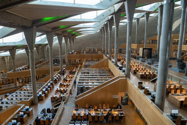 İskenderiye Mısır Aralık 2021 İnanılmaz İskenderiye Kütüphanesi 'nin İçi, Eski olanın var olduğuna inanılan yerde inşa edilen bibliyototheca Alexandria