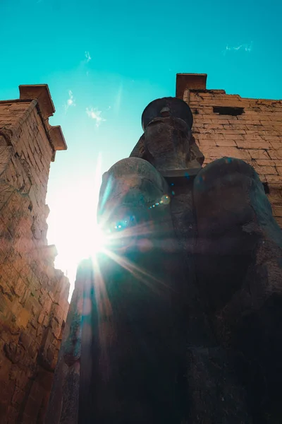 Raios Sol Cutucando Através Uma Estátua Pedra Maciça Entrada Templo — Fotografia de Stock