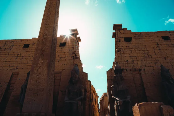 Entrada Antiguo Templo Lujo Egipto Enormes Paredes Piedra Iluminadas Por — Foto de Stock