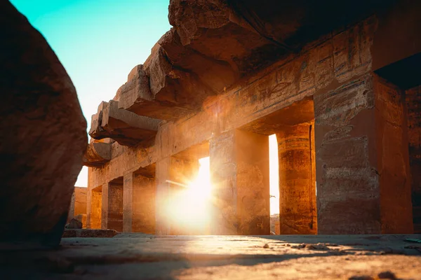 Alinhado Tiro Antigos Pilares Egípcios Templo Karnak Luxor Templo Antigo — Fotografia de Stock