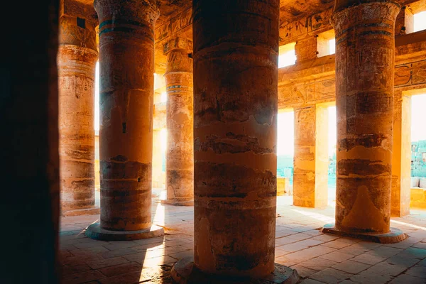 Alinhado Tiro Antigos Pilares Egípcios Templo Karnak Luxor Templo Antigo — Fotografia de Stock