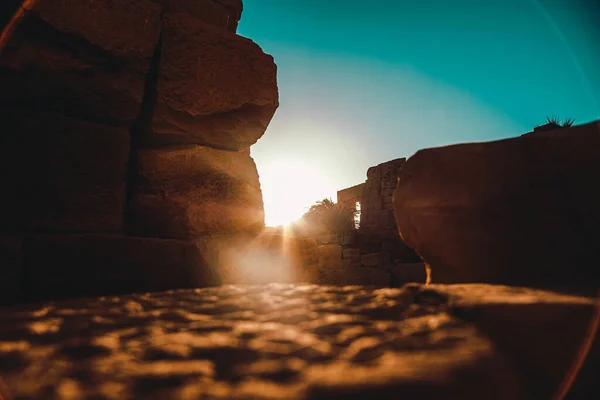 Vista Escombros Pedra Dentro Templo Egito Luxor Raios Solares Brilhando — Fotografia de Stock