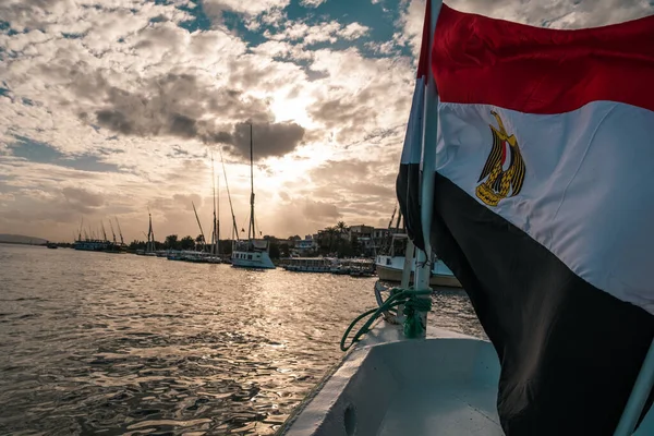 Egyptische Vlag Wapperend Wind Voorkant Van Een Motorboot Crushen Langs — Stockfoto