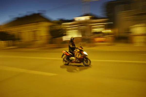 Piccola Moto Muove Sulla Strada Della Città — Foto Stock