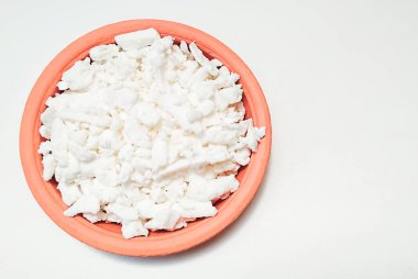 Meksika aperatiflerini hazırlamak için rendelenmiş sepet peyniri.