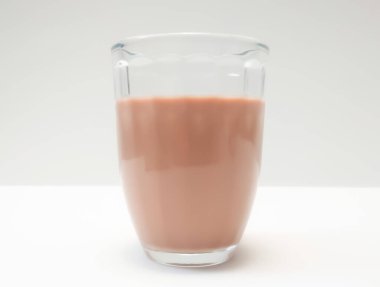 Bir bardak çikolatalı süt, sütlü içecek.