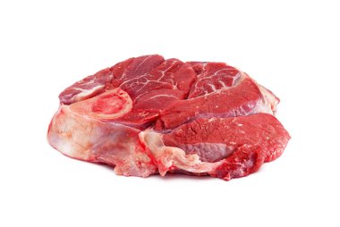 Kemikli çiğ biftek. Beyaz arka planda izole edilmiş sığır eti dilimi.