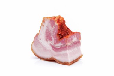 Beyaz arka planda izole füme domuz eti göğüs eti parçası