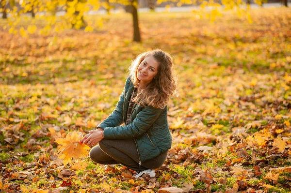 Portret van jonge blonde vrouw in herfst kleur — Stockfoto