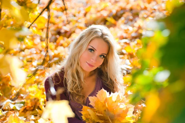 Portret van jonge blonde vrouw in herfst kleur — Stockfoto