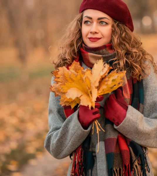 Portrait de jolie fille sur le fond feuilles jaunes — Photo