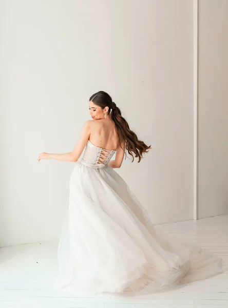 ゴージャスな、ブルネットの花嫁は白い豪華なドレスポージング — ストック写真