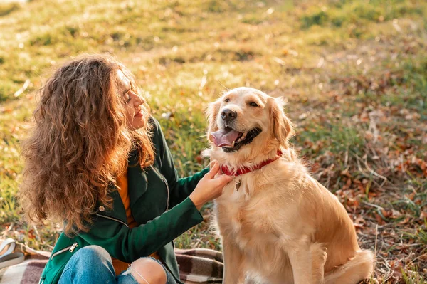 Golden Retriever Hund Med Lockig Kvinna Går Utomhus Solig Dag — Stockfoto
