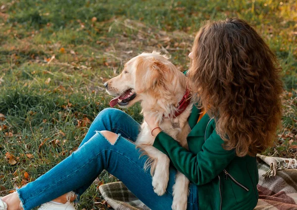 Portret Kręconej Młodej Kobiety Przytulającej Swojego Psa Retrievera Parku Młoda — Zdjęcie stockowe
