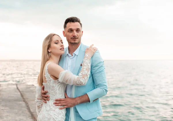 Recém Casados Sensuais Mãos Dadas Fundo Mar Azul Passeio Casamento — Fotografia de Stock