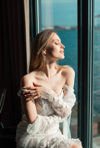 Pencerenin Yanında Uzun Bir Elbiseyle Gelin Portresi Damadı Bekliyorum Düğün — Stok fotoğraf