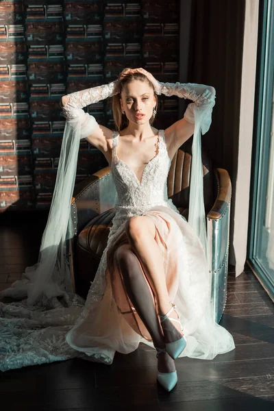 Ritratto Moda Sposa Con Abito Lungo Vicino Alla Finestra Aspetto — Foto Stock