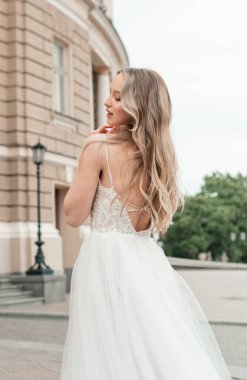 Güzel moda gelini poz veriyor. Gelin portresi, düğün makyajı ve saç stili. Lüks gelinlik içinde moda gelin modeli. Güzel kız yüzü, muhteşem güzel gelin.