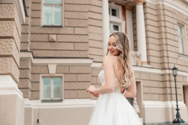 Güzel moda gelini poz veriyor. Gelin portresi, düğün makyajı ve saç stili. Lüks gelinlik içinde moda gelin modeli. Güzel kız yüzü, muhteşem güzel gelin.