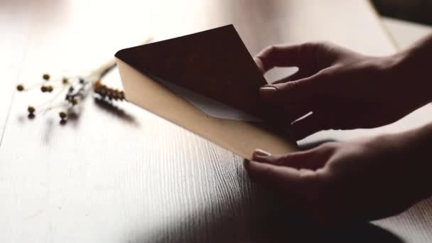 Hände Öffnen Umschlag Mit Brief Auf Braunem Hintergrund — Stockvideo