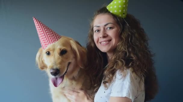 Młoda Dziewczyna Jej Psa Golden Retriever Noszenia Kapelusza Aby Uczcić — Wideo stockowe