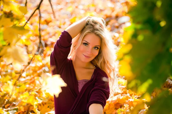 Jonge Vrouw Blonde Met Herfst Bladeren Hand Herfst Geel — Stockfoto