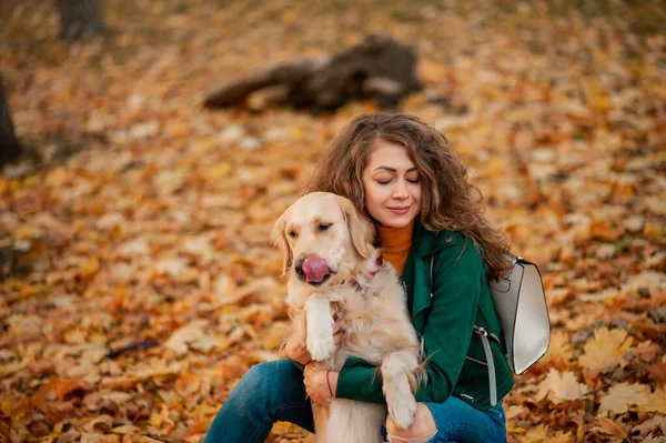 Curly Kaukasiska Kvinna Porträtt Kramar Sin Gyllene Retriever Hund Sommarparken — Stockfoto