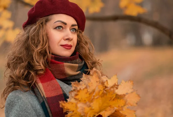 Cute Girl Kolorowych Liści Tle Jesieni Natury Jesienią Miejsce Tekst — Zdjęcie stockowe