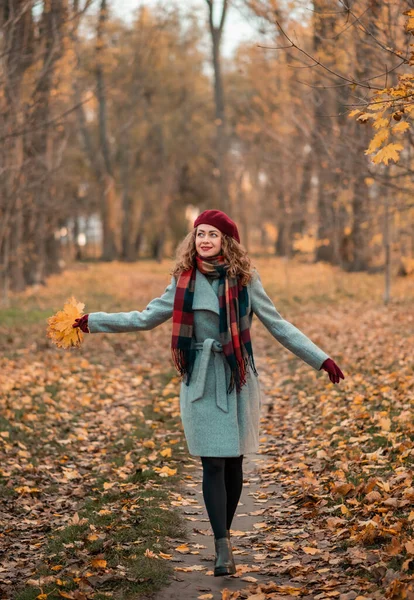 Fille Sur Fabuleux Fond Parc Avec Des Feuilles Automne Orange — Photo