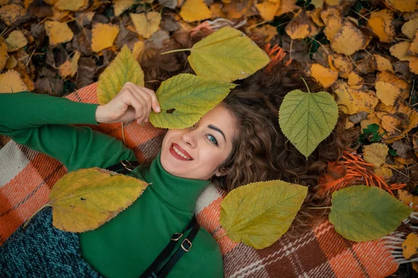 Młoda Kobieta Ciesząca Się Jesienną Pogodą Kręcone Dziewczyny Otwartymi Oczami — Zdjęcie stockowe