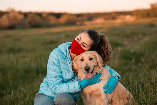 春天公园里一个卷曲的年轻女子抱着她的金发碧眼的猎犬的画像 年轻女人和她的狗坐在一起 保健保护概念 — 图库照片