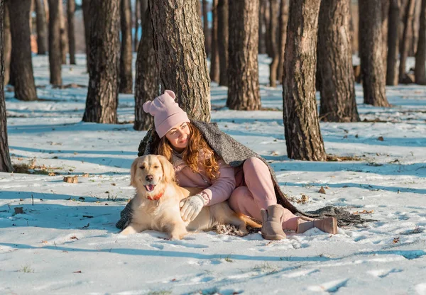 在雪地的森林里 一个快乐的女人抱着她的金发碧眼的猎犬的画像 寒假快乐的概念 — 图库照片