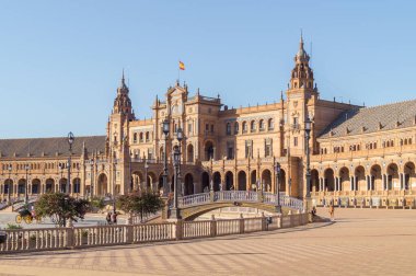 Güneşli bir sabahta (Endülüs, İspanya) Sevilla 'daki Plaza de Espaa (İspanyol Meydanı) manzarası. Şehirdeki en sembolik yerlerden birini ve mimari çalışmalarını ziyaret eden turistler. 