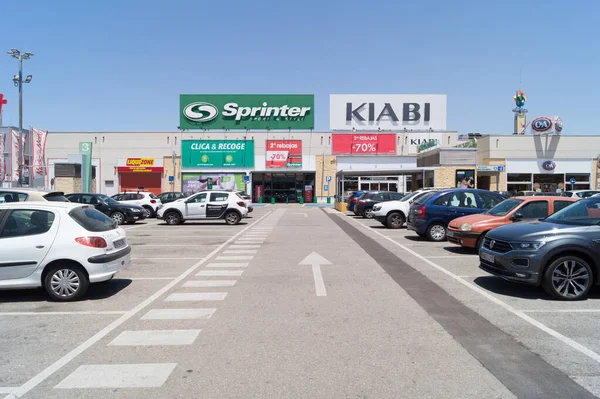 西班牙安达卢西亚Alcala Guadaira的Kiabi和Sprinter时装店和运动服商店前的一个购物中心的室外停车场 — 图库照片