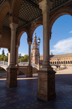 Ana binadan Plaza de Espaa 'nın kuzey kulesinin görüntüsü. Sevilla şehrinin mimari kompleksi ve sembolik yeri, cephesinin ve sütunlarının güzelliğiyle bilinir (İspanya).).