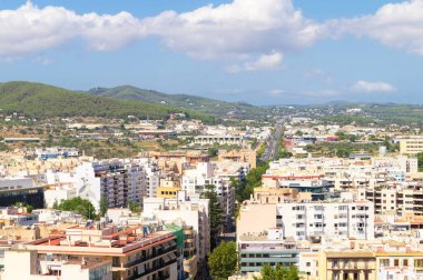 İbiza 'nın havadan görünüşü, İbiza' daki Dalt Vila (Balearic Adaları, İspanya) olarak bilinen eski kentin bakış açısından. Şehir doğayla çevrili..