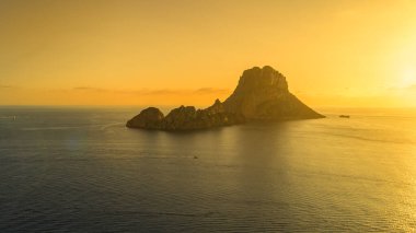 İspanya 'nın Balear Adaları kıyısında Es Vedra ve Es Vedranell' e bakan güzel altın saat günbatımı. Akdeniz 'in doğal ortamdaki sonsuz manzarası.