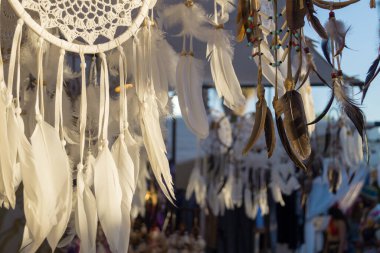 Ibiza 'daki Sant Carles de Peralta' da (Balearic Adaları, İspanya) Las Dalias adında ünlü bir hippi pazarında düş kapanı olarak adlandırılan madalyon. Amerikan Yerlisi Ojibwa ulusundan el yapımı tılsım..