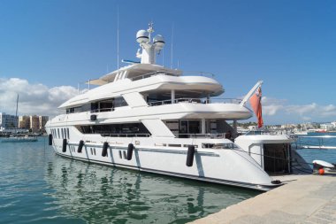 İbiza Limanı 'nda (Balearic Adaları, İspanya) demirli eğlence teknesi veya lüks bir yat. Lüks gemi limana demir attı..