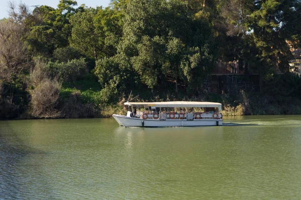 Small Empty Tourist Boat Cruising Guadalquivir River Sunny Day Seville — Fotografia de Stock