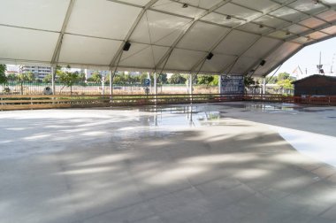 Sevilla 'da (Endülüs, İspanya) buz pateni pisti eridi ve boş kaldı. Buz pateni pisti kötü durumda ve terk edilmiş..